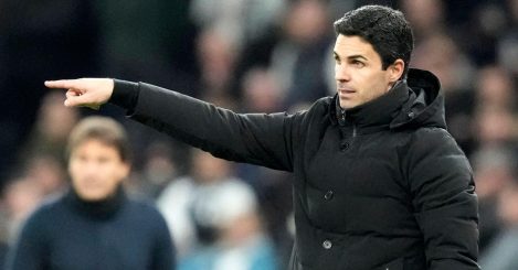 Mikel Arteta gestures during a game